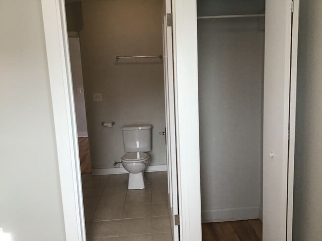 Building Photo - Single Family Home 3 beds 2 full bath Available Now!