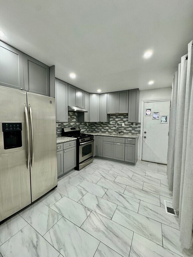 Foto del edificio - Renovated 3-Bedroom Home with Modern Ameni...
