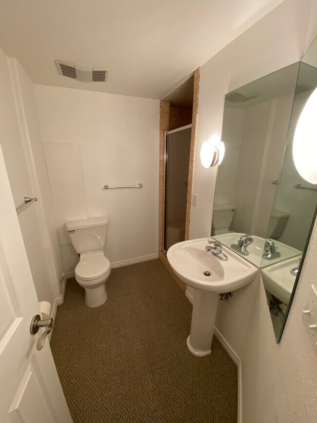 Building Photo - 1078 Terrace Cir N