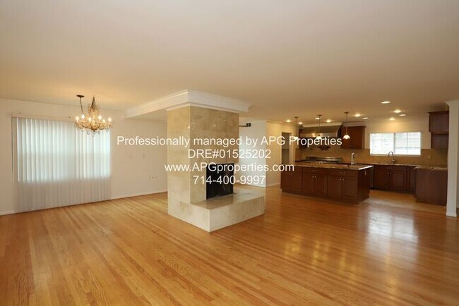 Building Photo - 3 bedroom / 2 bathroom house with 2 car ga...