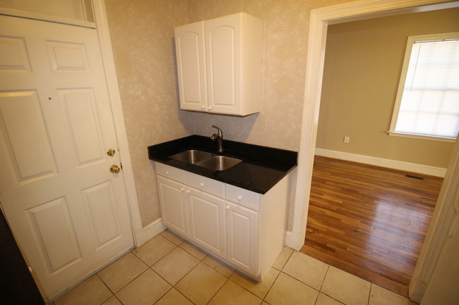 Kitchen - 2667 Forbes St