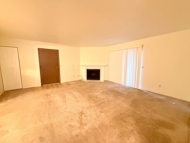 Foto del edificio - 2BR/2BA | Newly Renovated Condo| Nice views of grassy area | Community Pool!