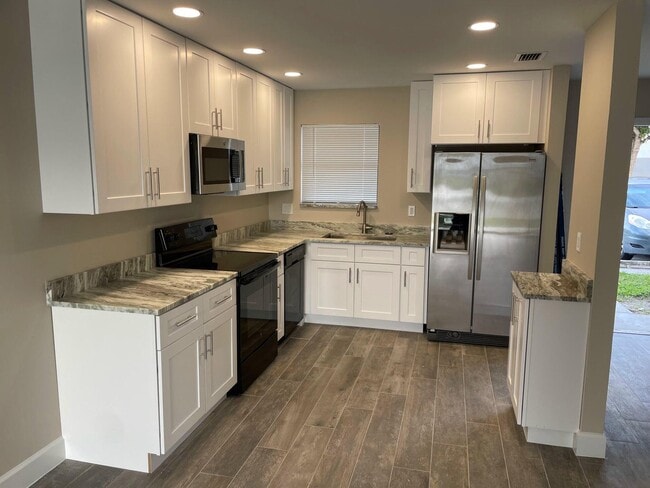 Building Photo - 2504 Seaside Dr