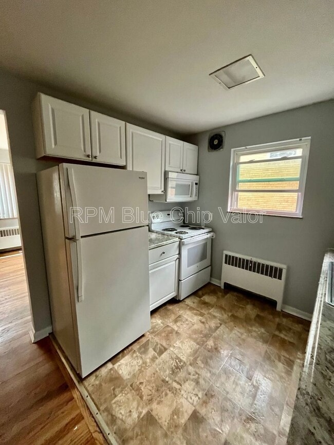 Building Photo - 2739 Lafeuille Ave