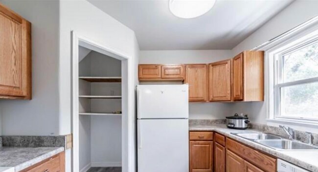 Foto del edificio - Spacious Four Bedroom Home!