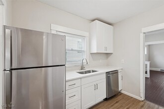 Building Photo - 2302 Saratoga Ave