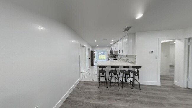 Building Photo - 4-bedroom, 2-bathroom