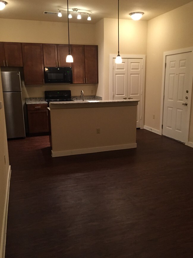 Cocina con barra para comer - Sequoia Village