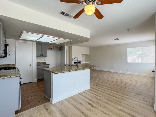 Foto del edificio - 4 bed 3 car garage in Summerlin