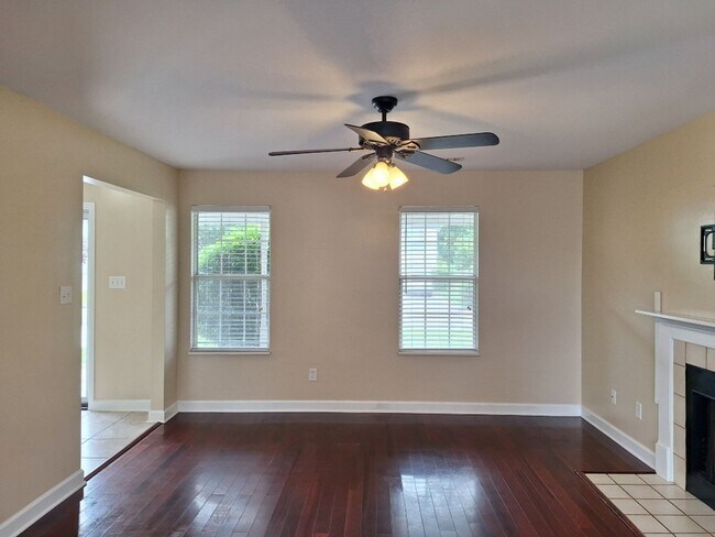 Foto del edificio - Convenient location to interstate in North...