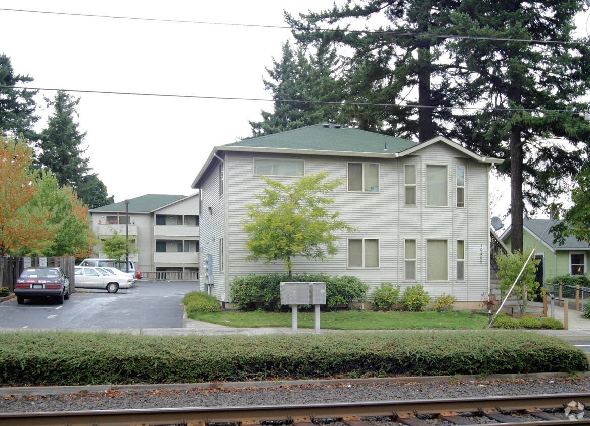 Primary Photo - Vandalay Arms Apartments