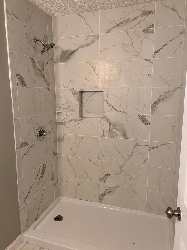 Building Photo - 553 Glenwood Dr