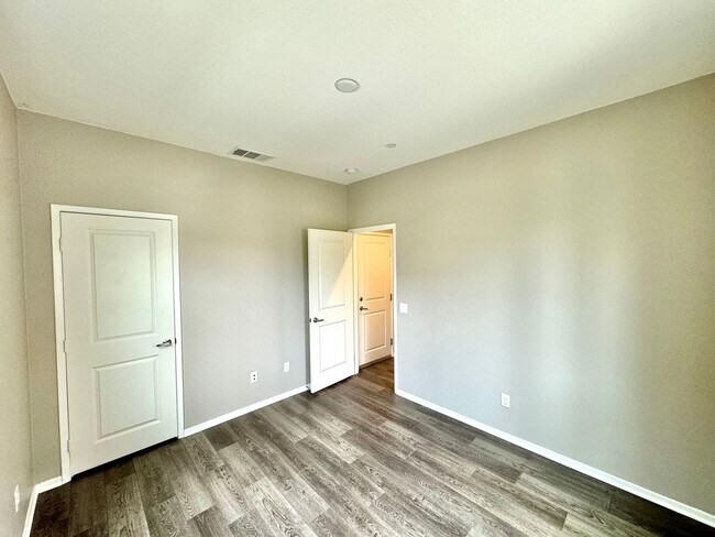 Foto del edificio - Spacious 4BD/3.5BA Townhome in Oceanside with Community Pool, 2-Car Garage & Covered Balcony
