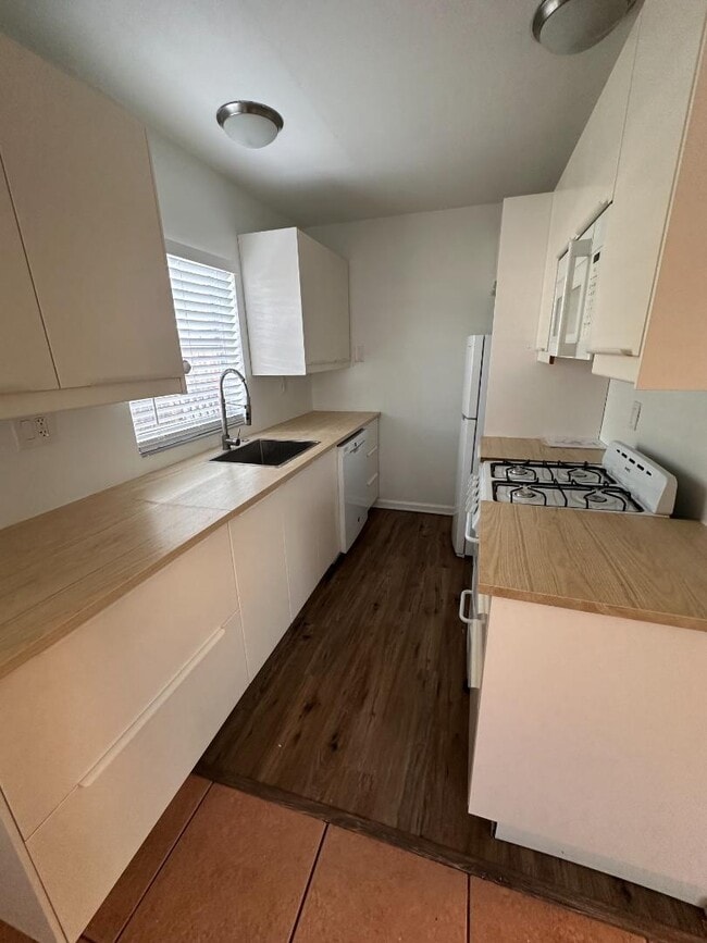 Building Photo - 232 NE 5th Ter