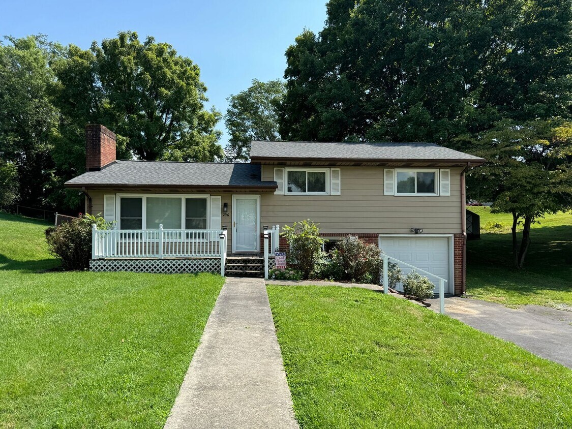 Foto principal - Lovely 3 Bedroom 1 Bath