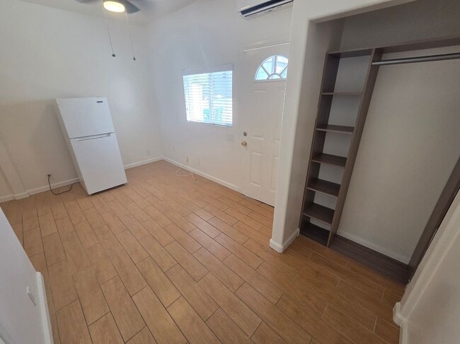 Building Photo - 1818 3/4 S La Brea Ave