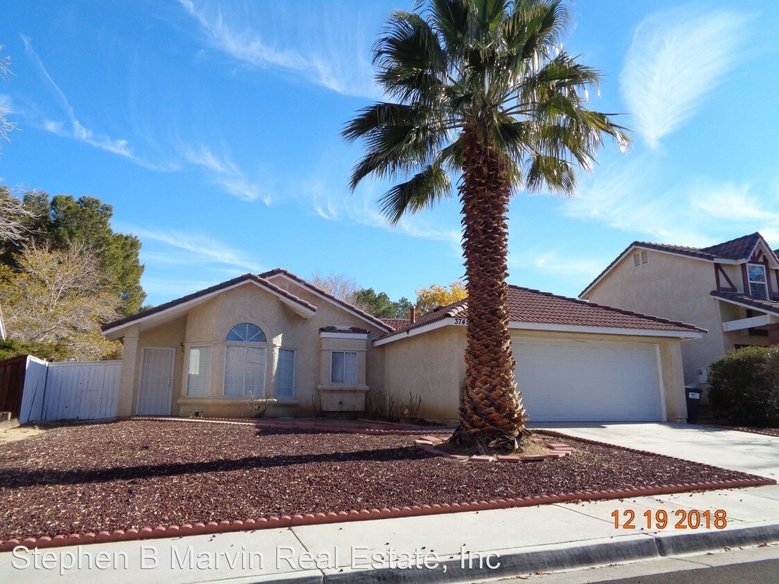 Foto principal - 4 br, 2 bath House - 37450 Conifer Dr