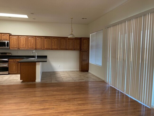 Foto del edificio - Beautiful 4 bedroom on an Acre lot