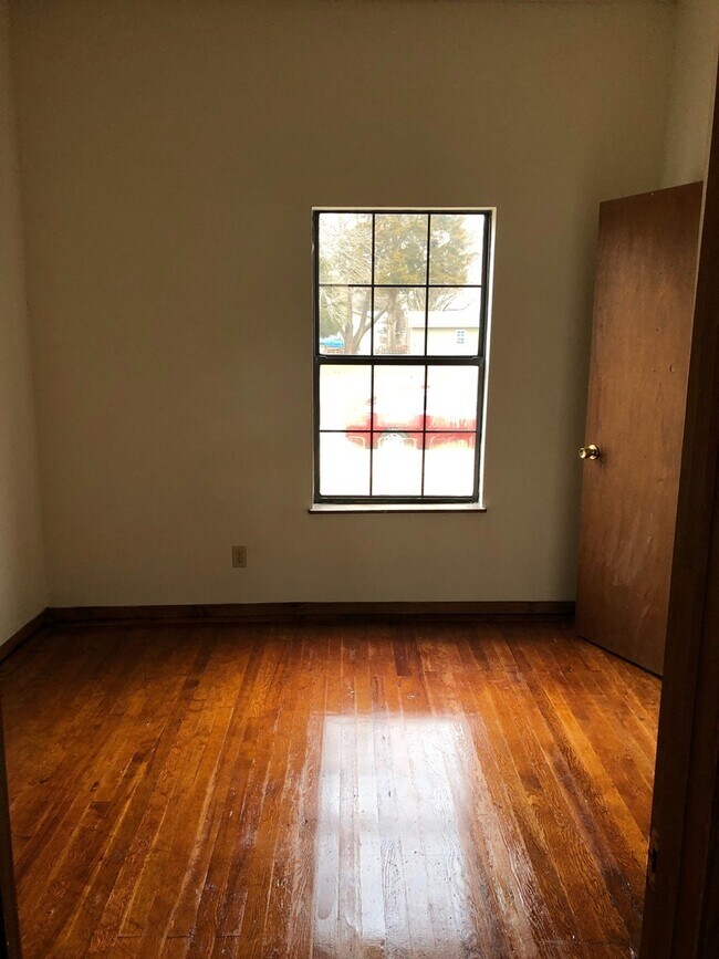Building Photo - 2 bedroom 1 bath- New paint and refinished...