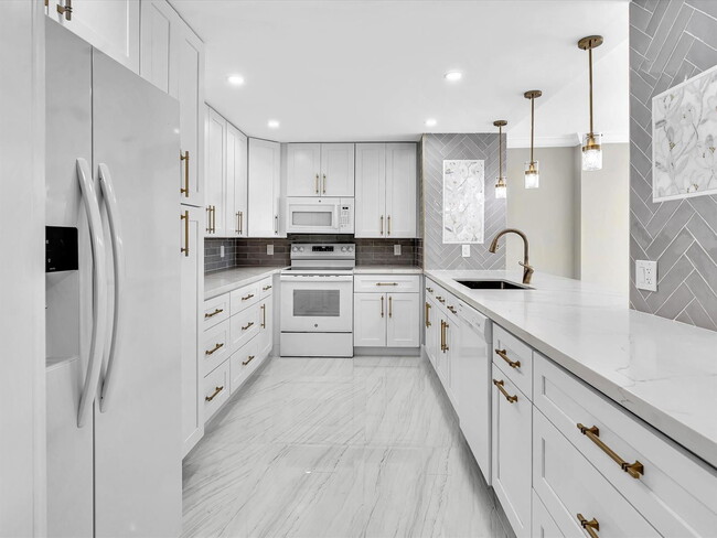 Building Photo - 1150 Hillsboro Mile Apt #1150, Hillsboro B...