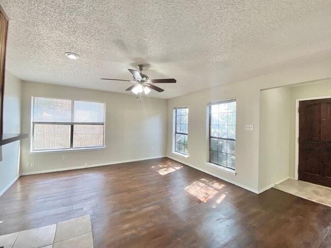 Building Photo - Spacious, Updated Townhome in Garland