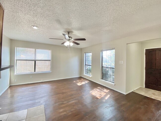 Foto del edificio - Spacious, Updated Townhome in Garland