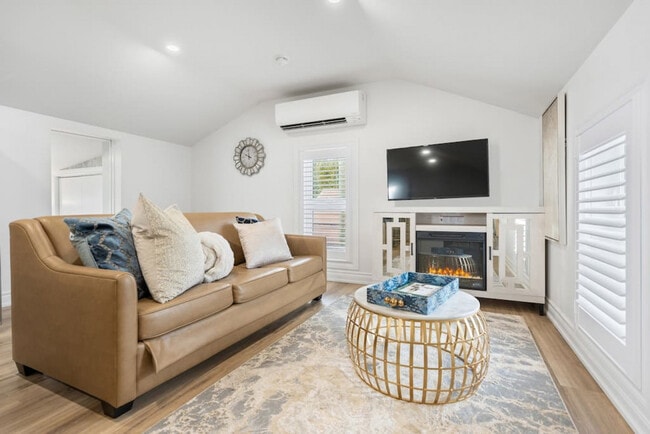 Building Photo - 2015 Water St