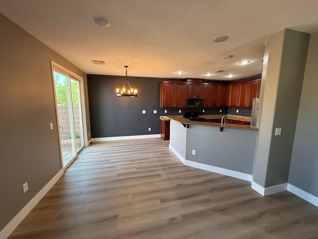 Foto del edificio - Beautiful 2-Story Townhome in Gated Area w...