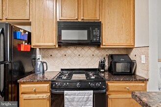 Building Photo - 8202 Catbird Cir
