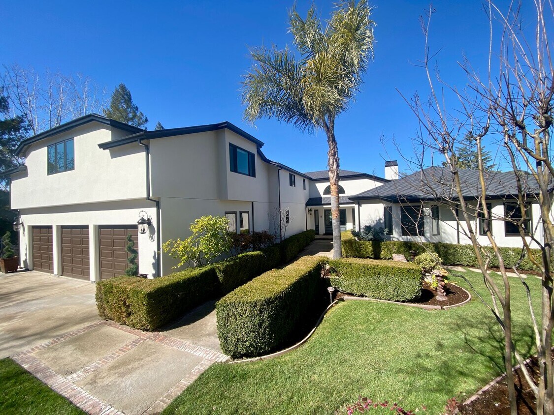 Primary Photo - Stunning Estate Inside Gated Road with Pool & Game Room Available in Alamo!