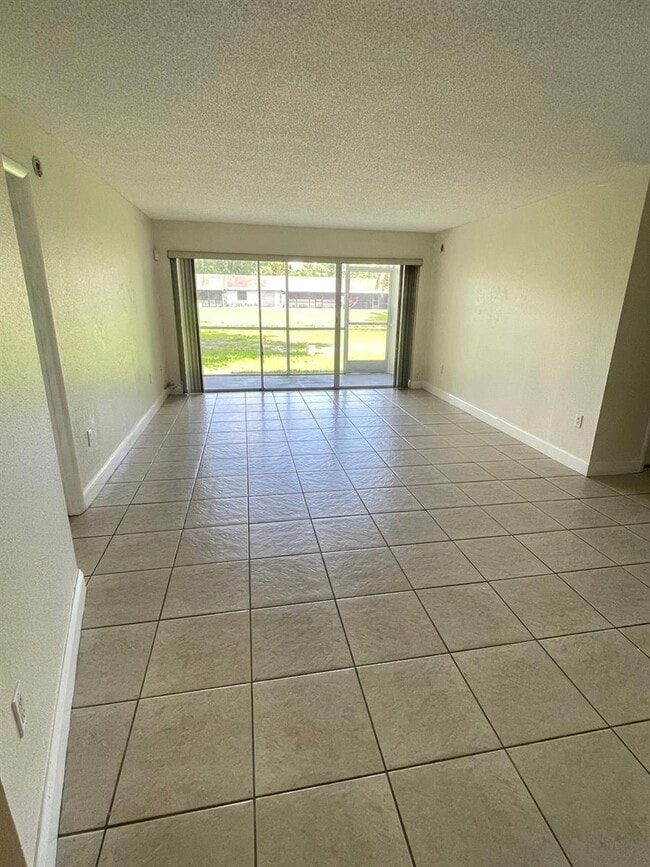 Foto del edificio - 4215 N University Dr