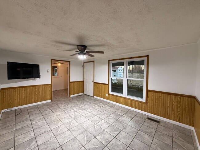 Building Photo - Home in Marion