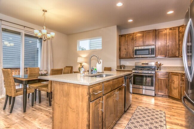 Foto del edificio - Spacious 3 Bedroom Home, Great Southeast Bend Neighborhood! Furnished Monthly Rental