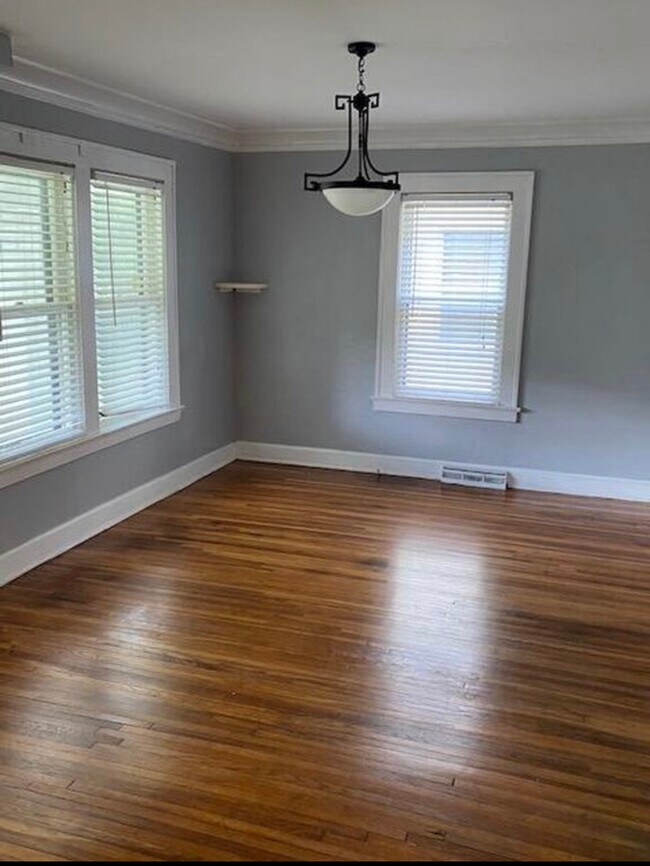 Foto del edificio - 5031 Forest Ave