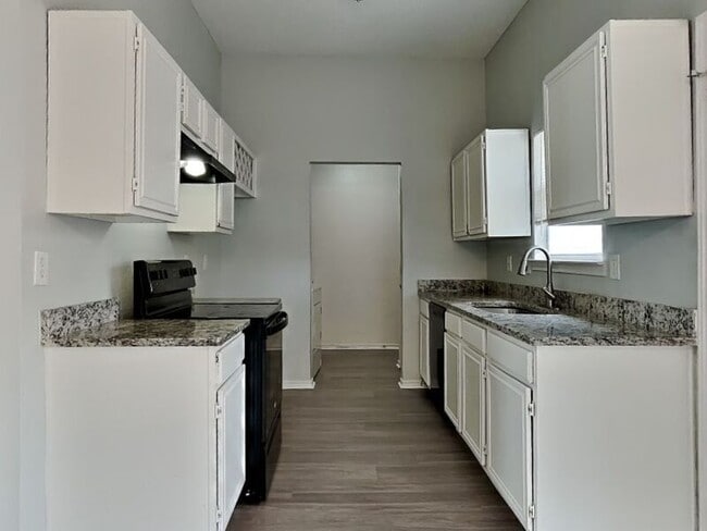Building Photo - 12619 Summer Hill Dr