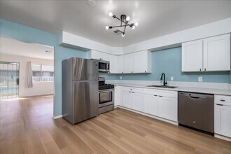 Building Photo - 44440 Acacia Dr