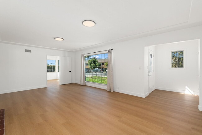Building Photo - 456 Casselman St