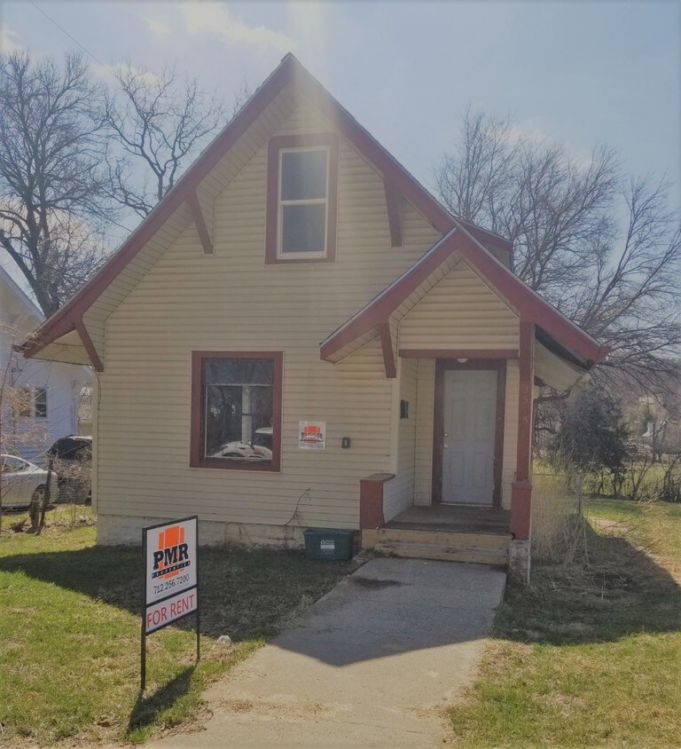 3515 Jaynes St, Omaha, NE 68111 House for Rent in Omaha, NE