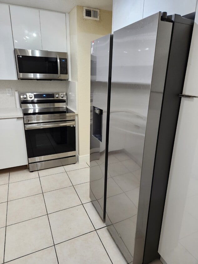 Primary Photo - 9950 N Kendall Dr