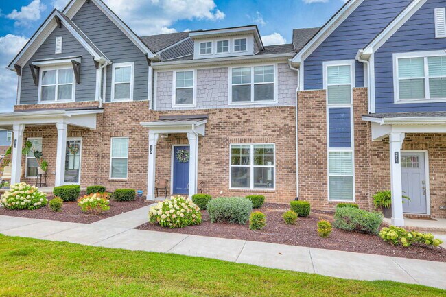 Foto del edificio - Like-New Modern Townhome Near Dining, Shopping, Trails & Old Hickory Lake