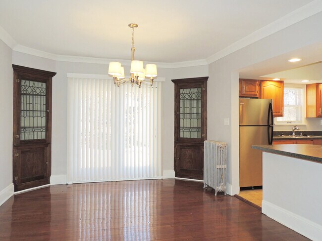 Building Photo - 3 Bedroom & 1 Full Bathroom Colonial for Rent!