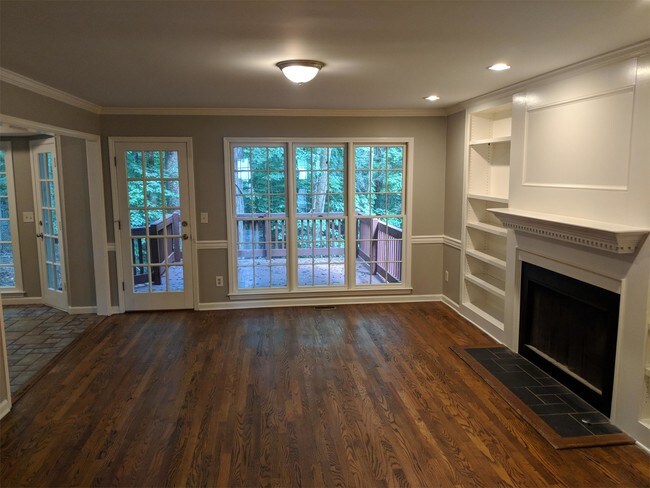 Building Photo - 258 St Martins Dr SE