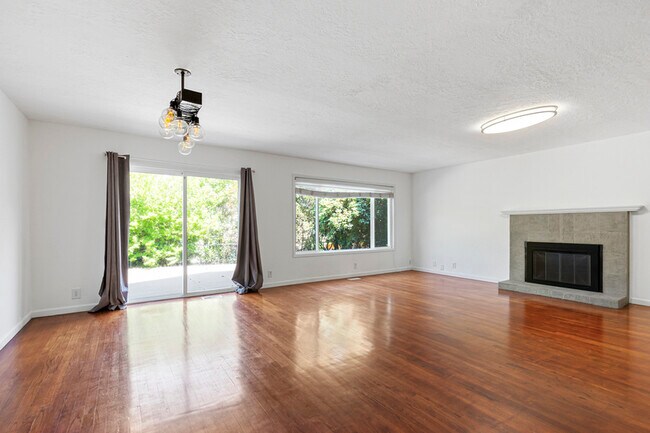 Building Photo - 12413 NE Stanton St