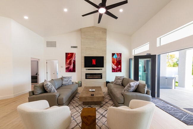 Photo - 1710 E Queen Palm Dr House