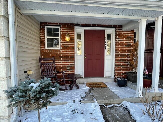Building Photo - 1102 Almond Dr