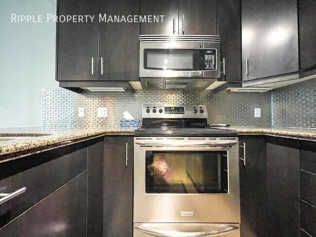 Photo du bâtiment - Amazing 2 bedroom 2 bathroom condo in Vetro | Age Restriction Applies