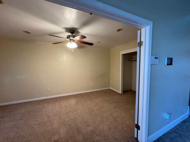 Building Photo - Spacious Stockdale Ranch Home!