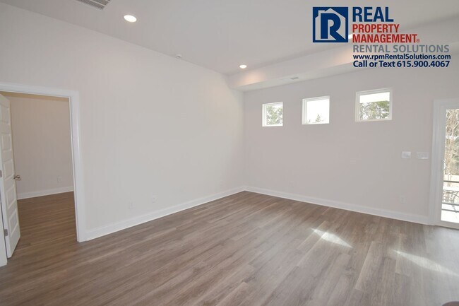 Building Photo - Gorgeous 4 bd home with attached garage! N...