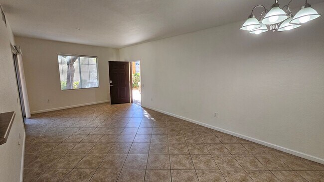 Building Photo - Adorable Single Level Condo  Close to Summerlin!!!