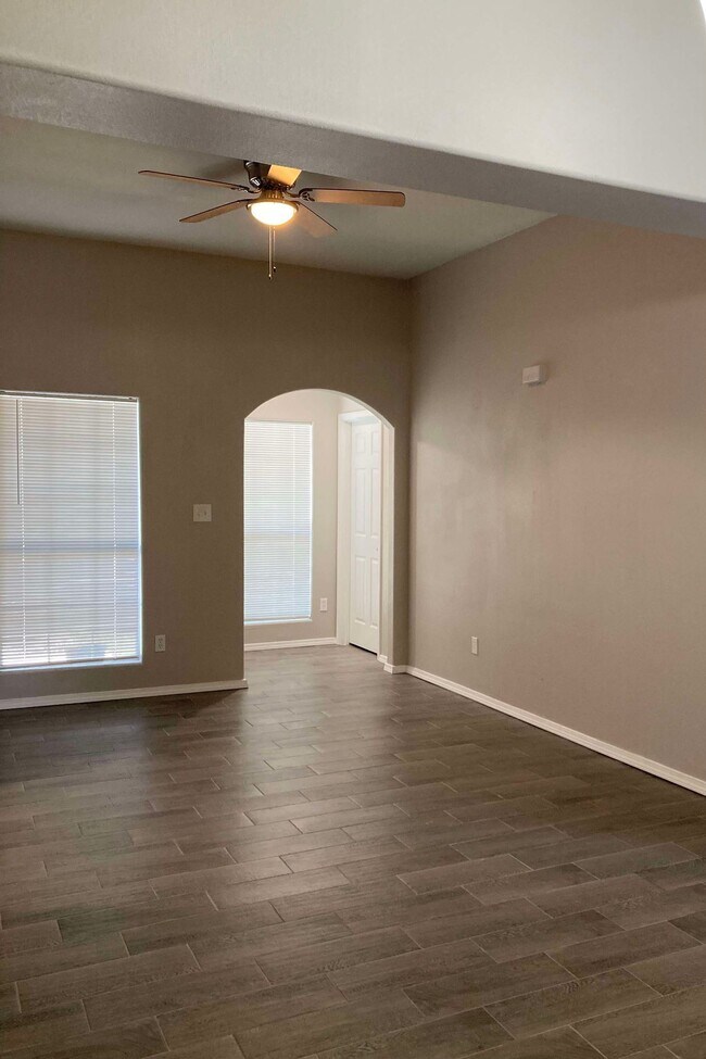 Building Photo - 405 Poblano Dr